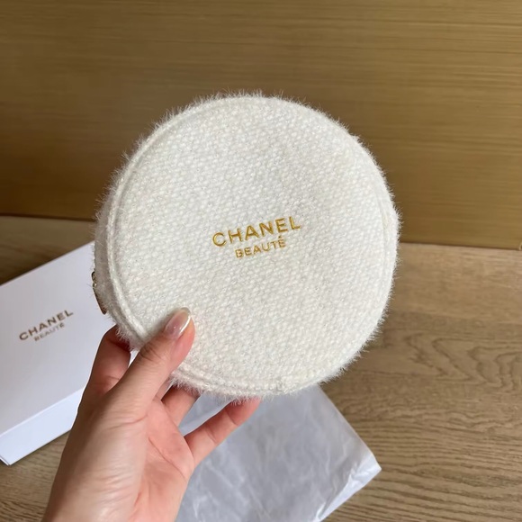 CHANEL Mini Makeup Bag in Cream with Gold Logo - Picture 1 of 4